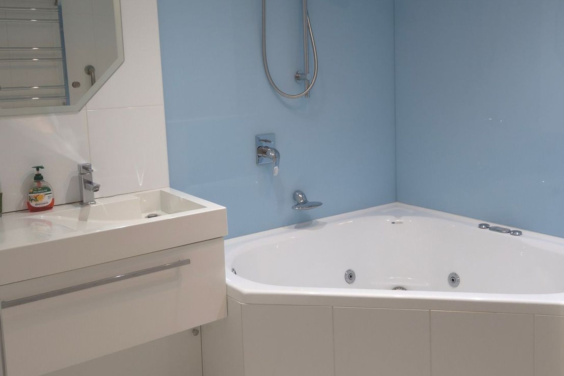 (a)main bathroom S25